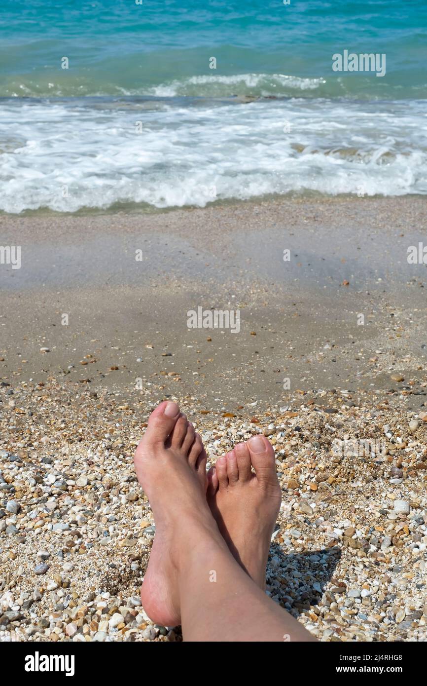 Pies de mujer en la playa Fotografía de stock - Alamy