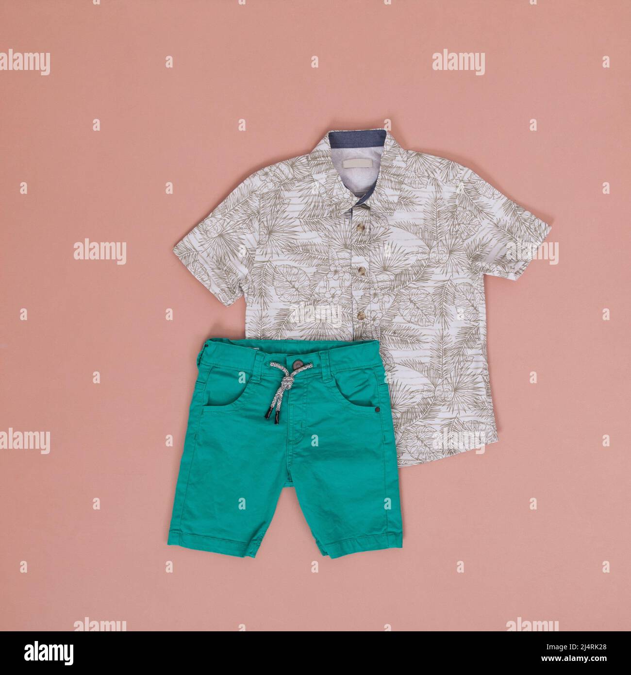 Niños de moda - un conjunto de ropa para niños Fotografía de Alamy