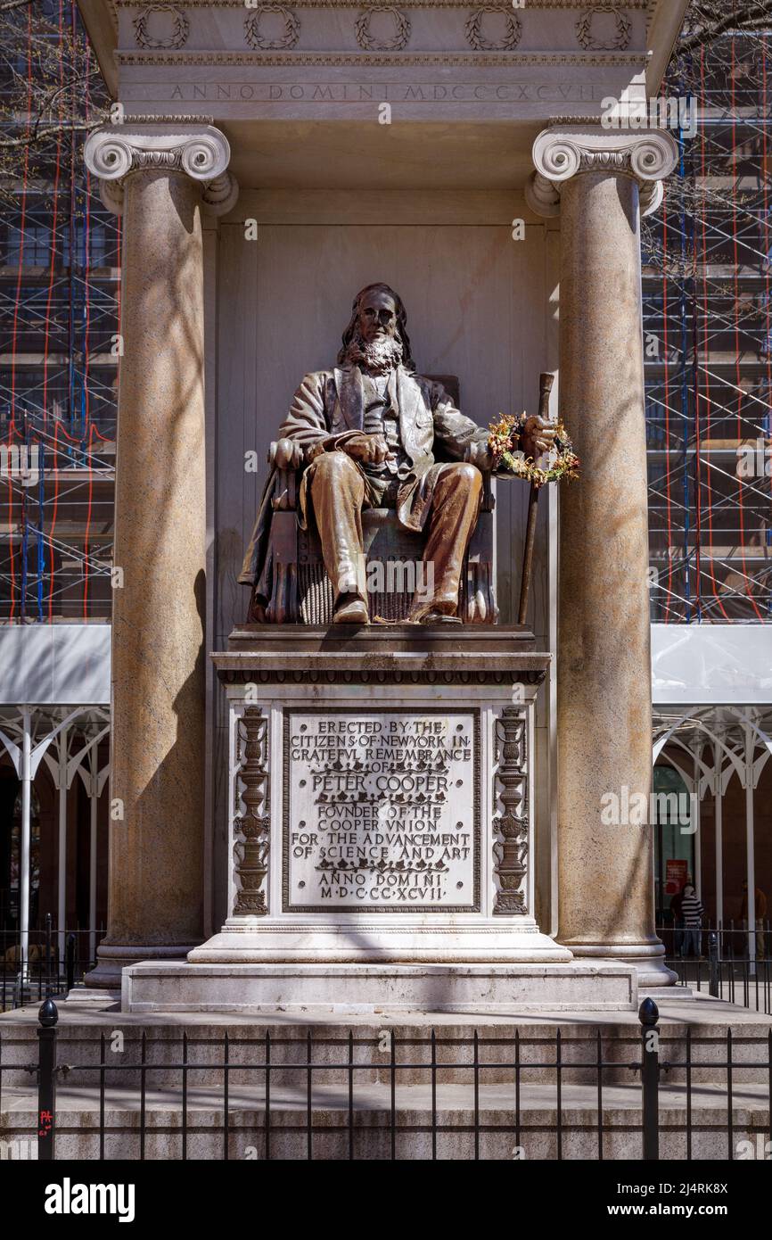 Estatua del educador industrial Peter Cooper, Cooper Square, Bajo Manhattan. Fundó Cooper Union, Nueva York, Nueva York, Estados Unidos. Foto de stock