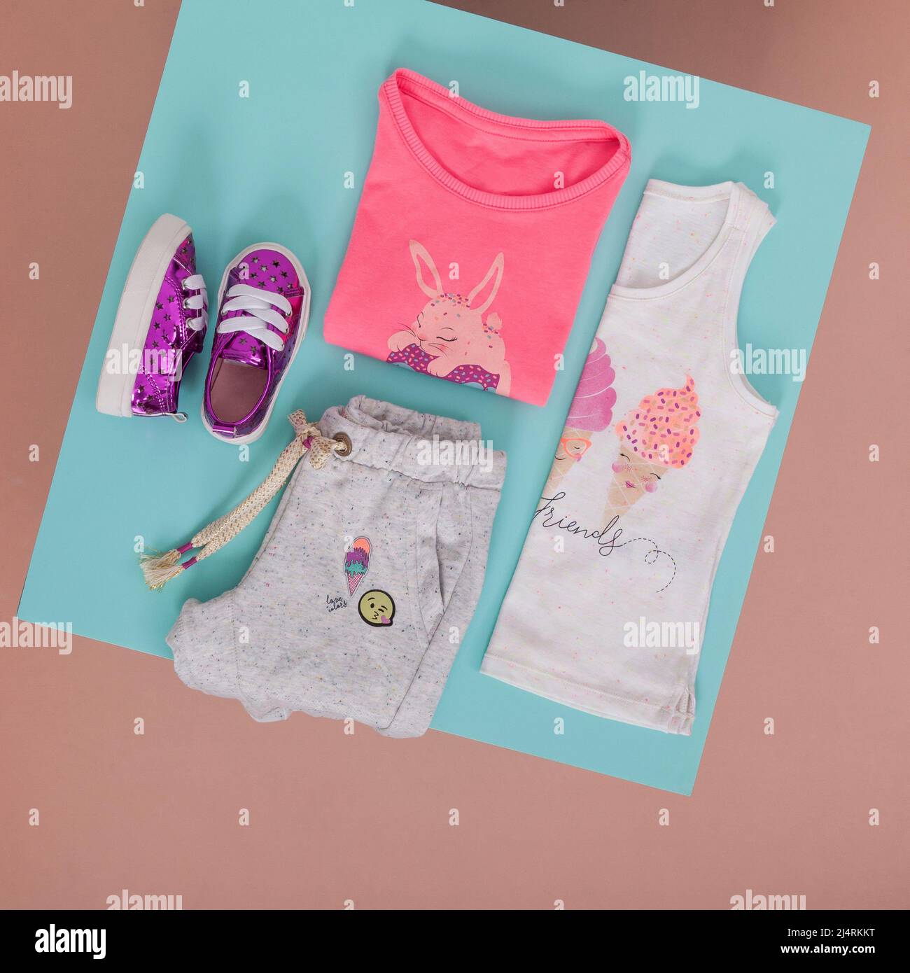Moda para niñas pequeñas - conjunto de para niñas Fotografía de stock - Alamy