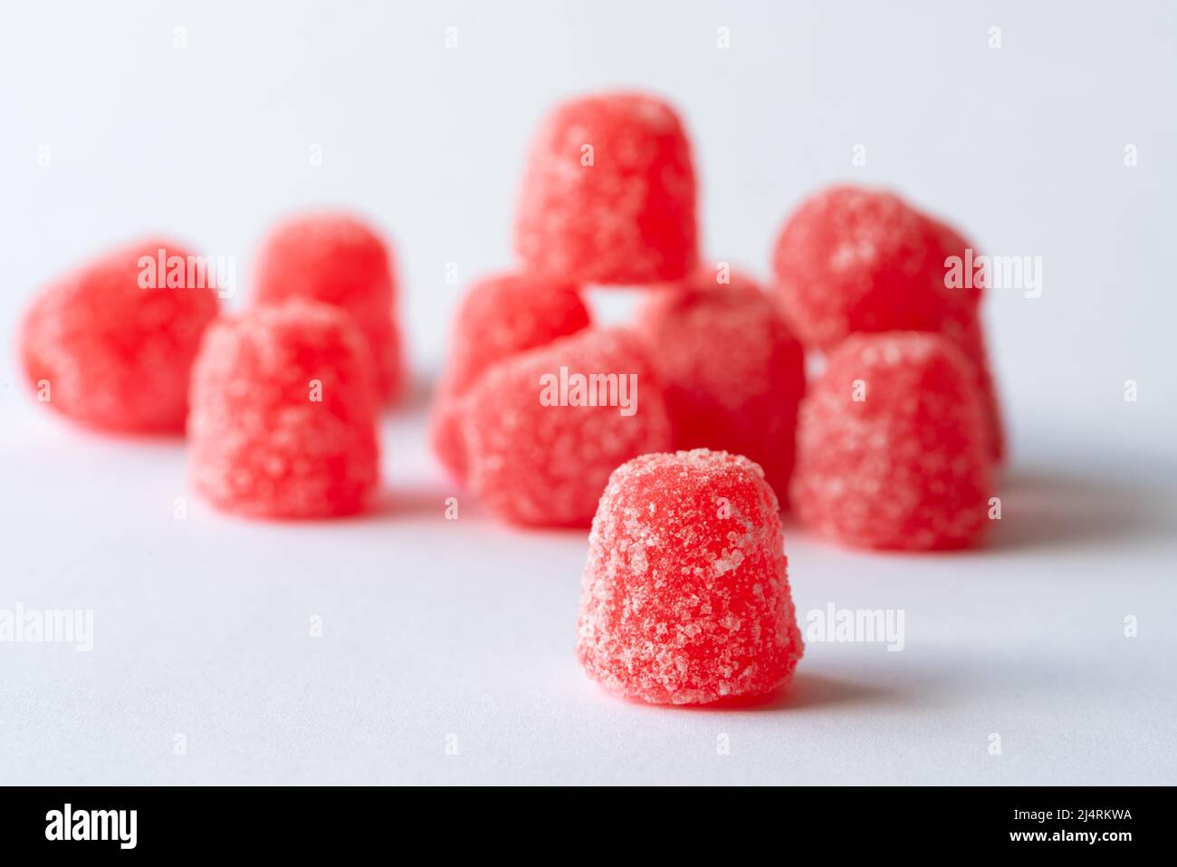 Gotas de goma recubiertas de azúcar rojo Foto de stock