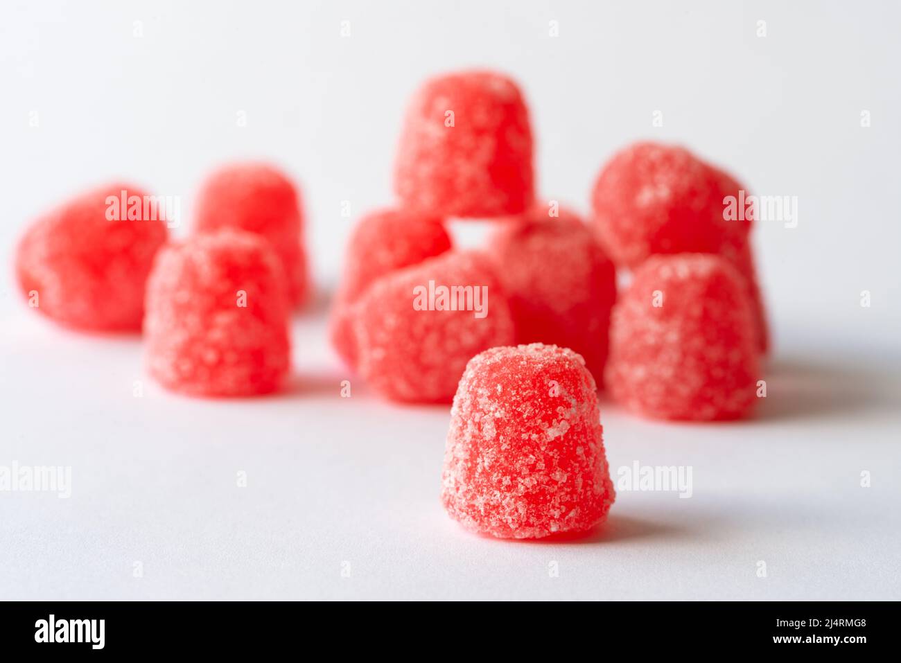 Gotas de caramelo recubiertas de azúcar rojo Foto de stock