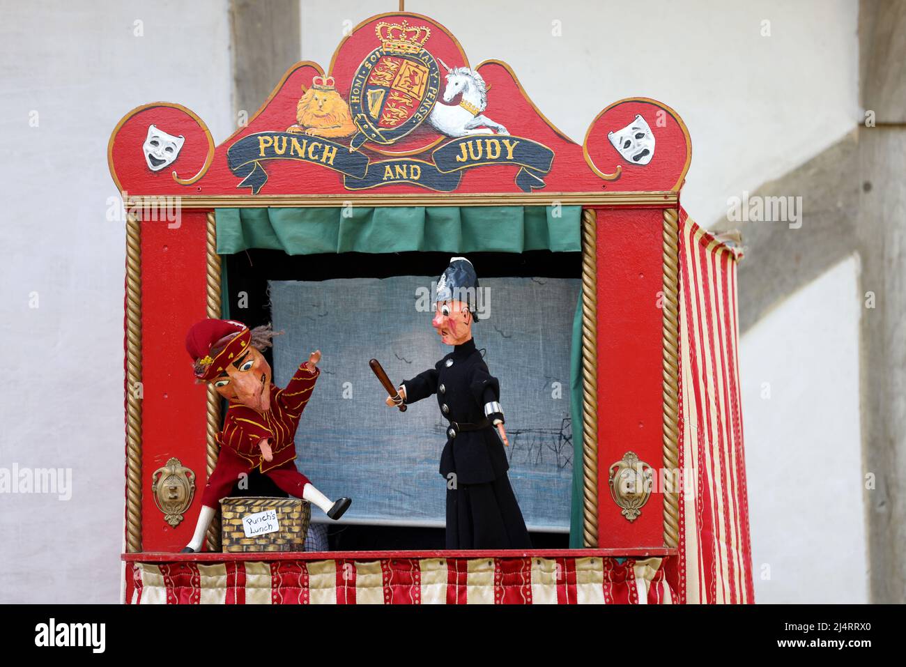 Un espectáculo de Punch y Judy que tiene lugar en el Museo Weald & Downland en Singleton, Chichester, West Sussex, Reino Unido. Foto de stock