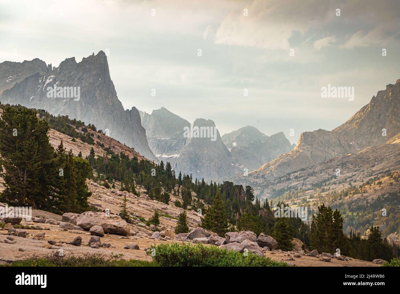Vista panorámica de un valle montañoso después de una tormenta de granizo en un día de verano en la cadena montañosa Wind River, Wyoming, Estados Unidos Foto de stock