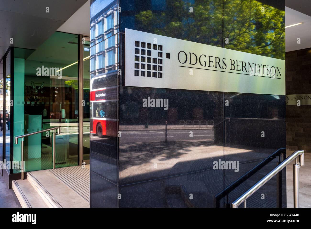 Odgers Berndtson búsqueda y contratación de ejecutivos de la empresa Oficinas de Londres por Cannon Street en el distrito financiero de la ciudad de Londres Foto de stock