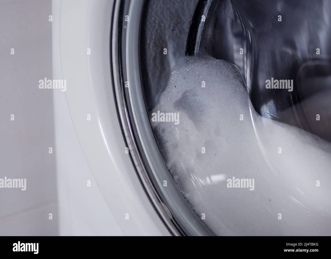 Fiel Dormitorio transportar La lavadora automática blanca hace espuma Fotografía de stock - Alamy