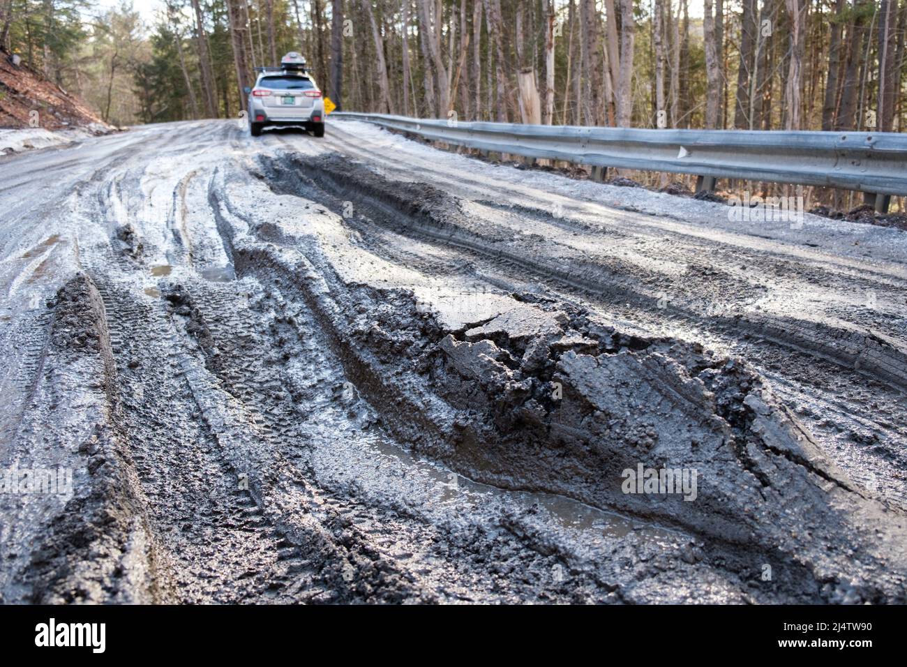 Temporada de barro, el descenso de carreteras de tierra de Vermont en pantanos de barro, sucede cada primavera, generalmente en marzo y abril. Estado de Vermont, EE.UU. Foto de stock