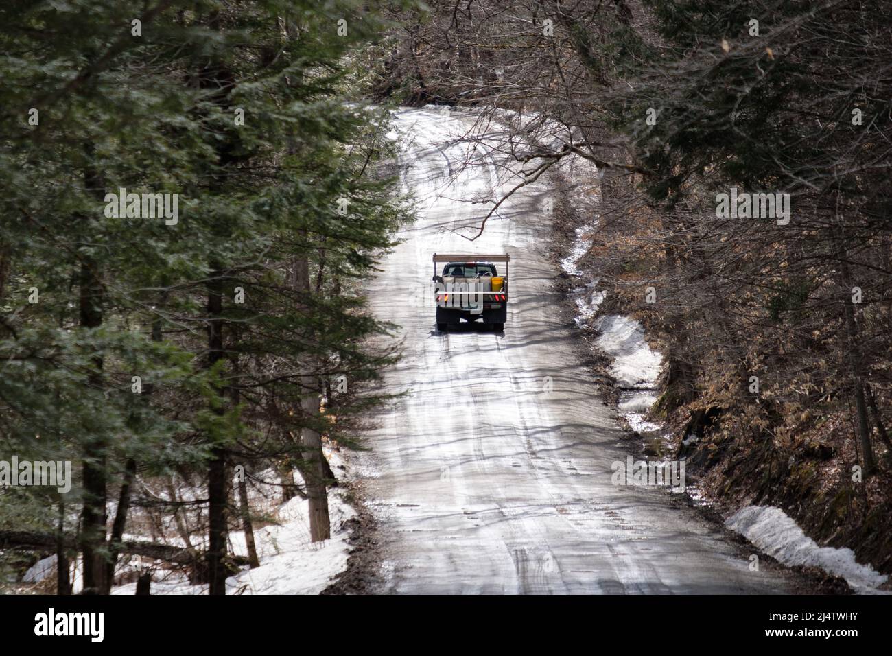 Temporada de barro, el descenso de carreteras de tierra de Vermont en pantanos de barro, sucede cada primavera, generalmente en marzo y abril. Estado de Vermont, EE.UU. Foto de stock