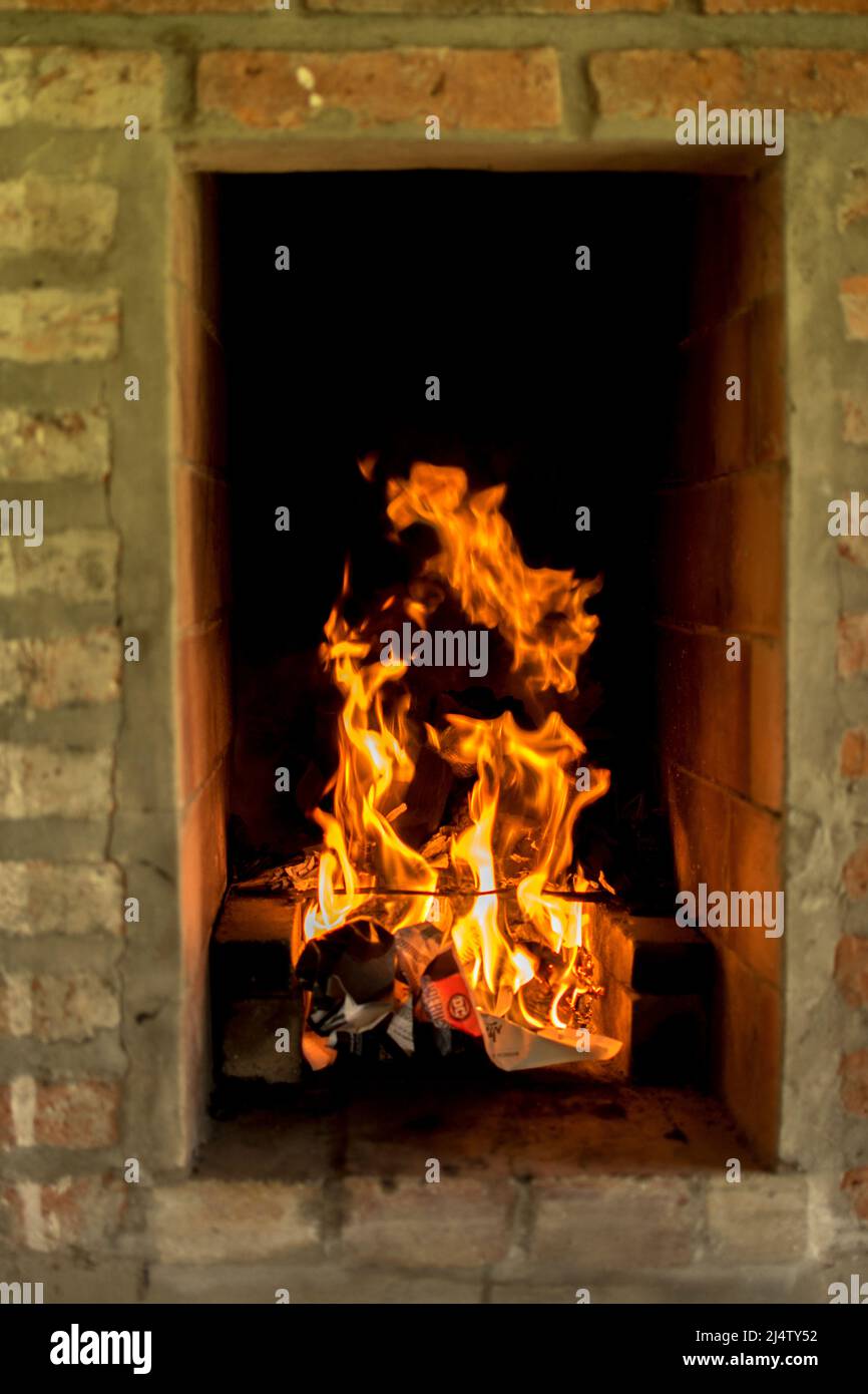 llamas de un fuego de estufa de leña Foto de stock