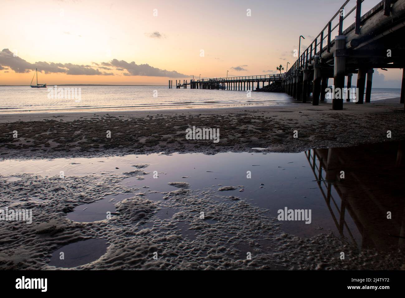 Embarcadero de Kingfisher Bay al atardecer. Isla Fraser, Queensland, Australia Foto de stock