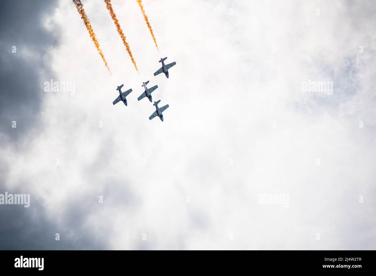 Moose Jaw, Saskatchewan, Canadá - 7 de julio de 2019: Royal Canadian Air Force Snowbirds actuando en el Saskatchewan Airshow Foto de stock