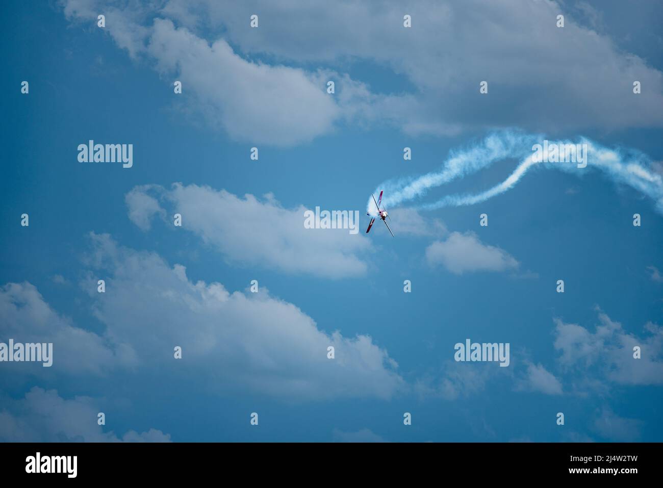 Moose Jaw, Saskatchewan, Canadá - 7 de julio de 2019: Royal Canadian Air Force Snowbirds actuando en el Saskatchewan Airshow Foto de stock