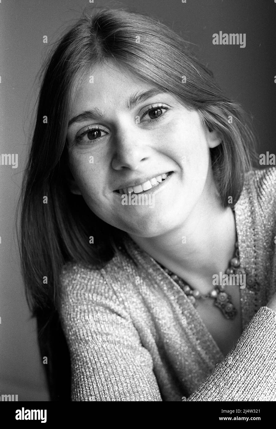 Retrato en blanco y negro con luz suave de una mujer joven. Foto de stock