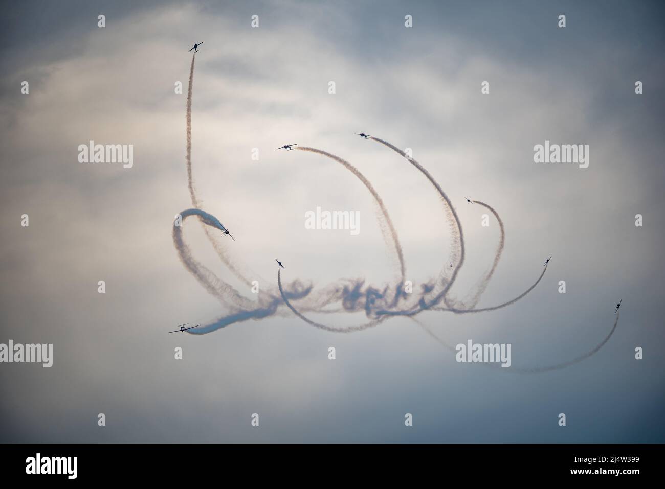 Moose Jaw, Saskatchewan, Canadá - 7 de julio de 2019: Royal Canadian Air Force Snowbirds actuando en el Saskatchewan Airshow Foto de stock