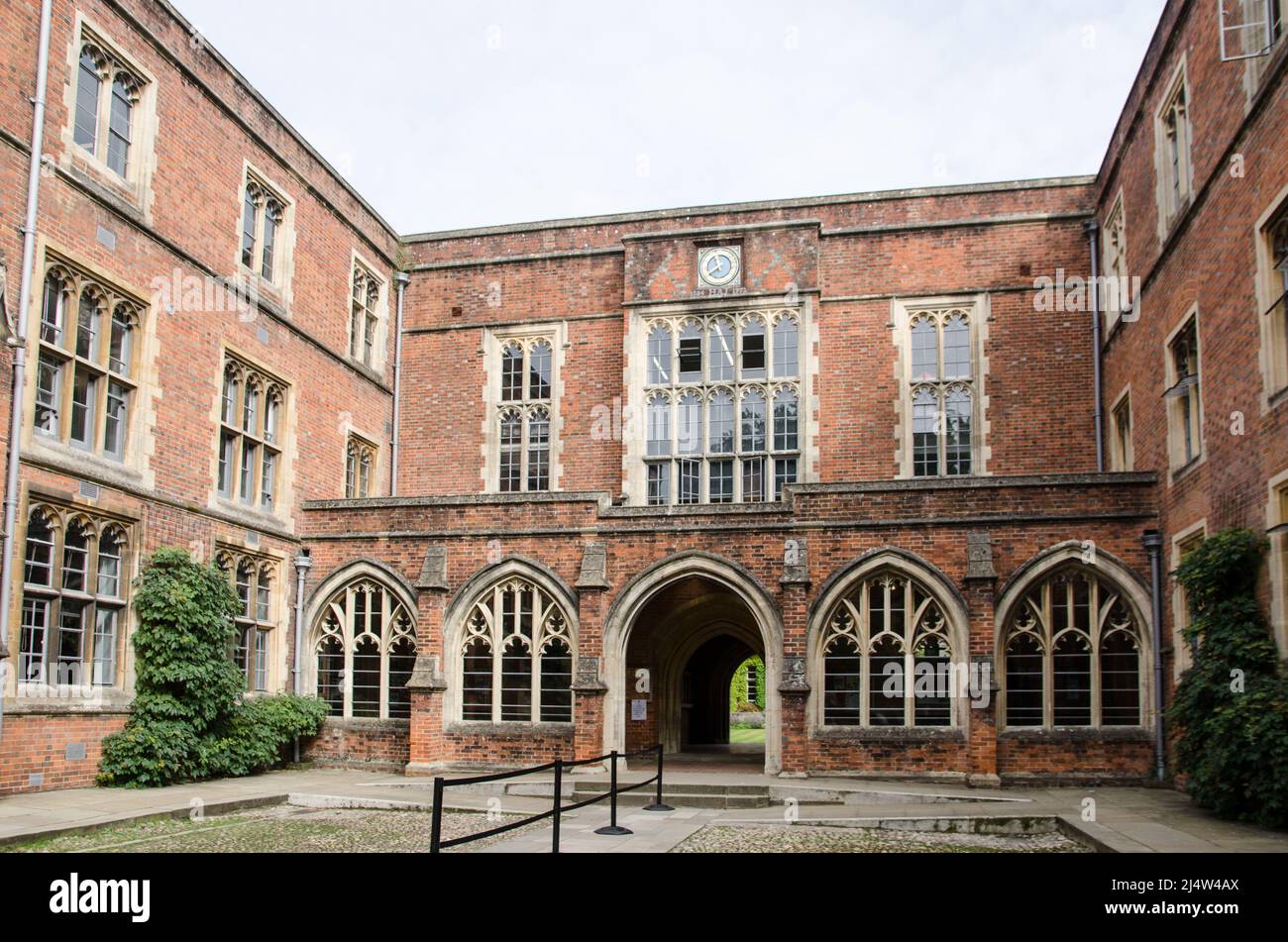 Edificio histórico en la famosa escuela pública Winchester College en Hampshire. Foto de stock