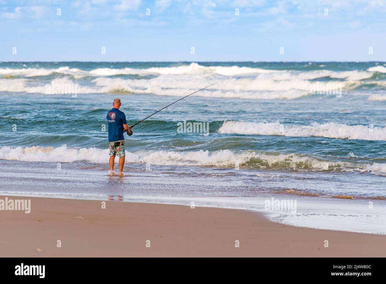 Un pescador en 75 Mile Beach en la costa este de Fraser Island. Queensland, Australia. Foto de stock