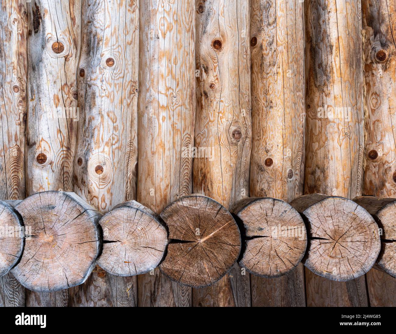 Fondo de la pared de la casa de troncos. Construcción de una casa de madera  ecológica de materiales naturales. Patrón y textura de mampostería de madera.  Fotografías de alta calidad Fotografía de