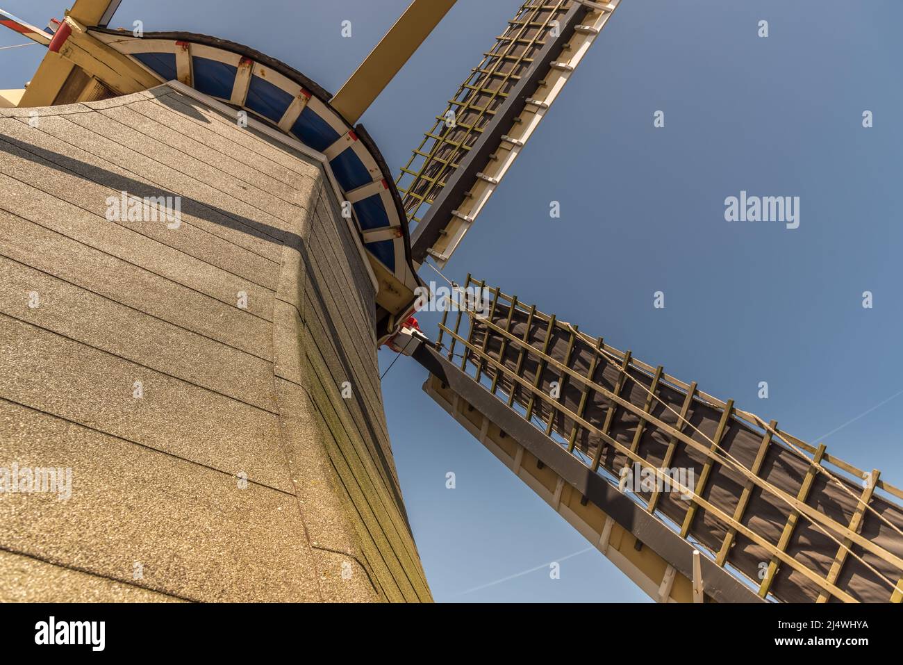 Lisse, Países Bajos, abril de 2022. La campana de un molino holandés tradicional desde una perspectiva baja. Fotografías de alta calidad Foto de stock