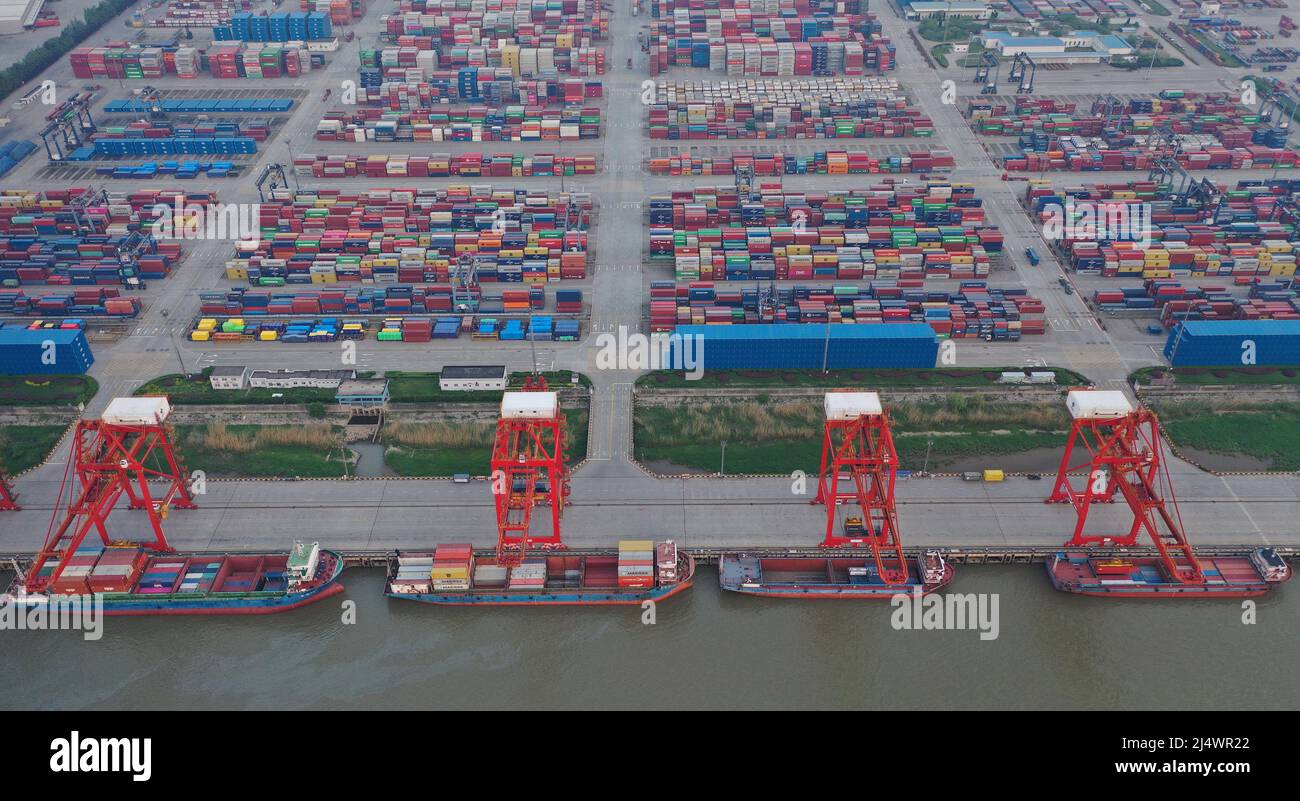 NANJING, CHINA - 18 DE ABRIL de 2022 - Una foto aérea tomada el 18 de abril  de 2022 muestra la escena de producción en el puerto de Nanjing, Jiangsu,  en China Oriental Fotografía de stock - Alamy