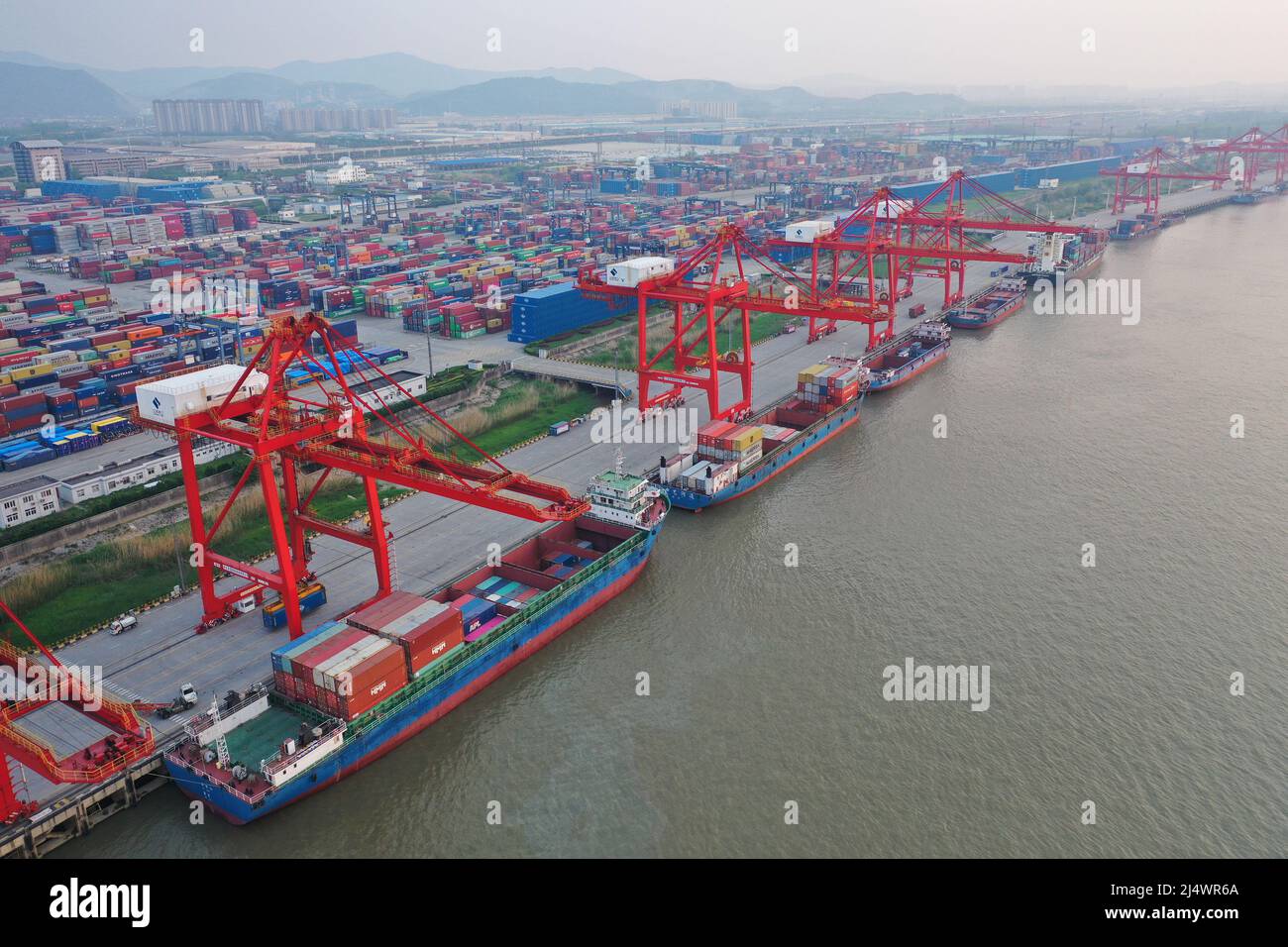 NANJING, CHINA - 18 DE ABRIL de 2022 - Una foto aérea tomada el 18 de abril  de 2022 muestra la escena de la producción en el puerto de Nanjing, en la