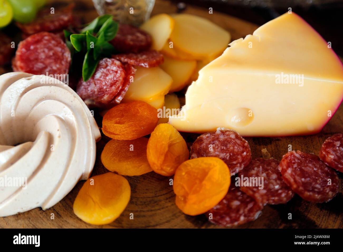 bufé de queso servido con varios platos salados en la fiesta - snack board Foto de stock