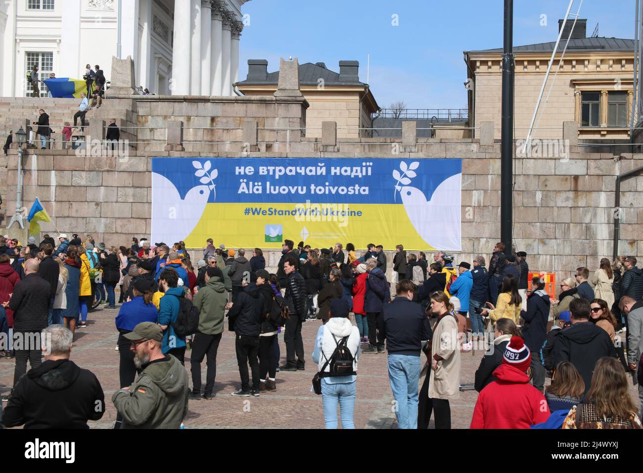 Estamos con la manifestación de Ucrania en la plaza del Senado, Helsinki, Finlandia, 18.4.2022 Foto de stock