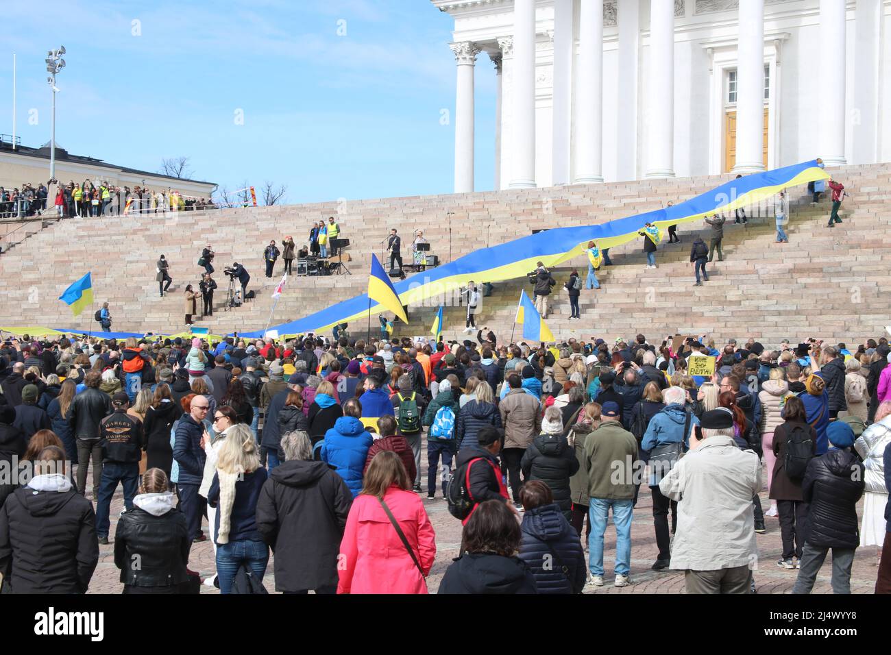 Estamos con la manifestación de Ucrania en la plaza del Senado, Helsinki, Finlandia, 18.4.2022 Foto de stock