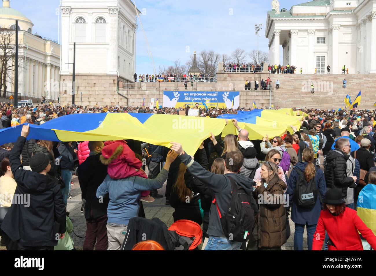 Estamos con la manifestación de Ucrania en la plaza del Senado, Helsinki, Finlandia, 18.4.2022 Foto de stock