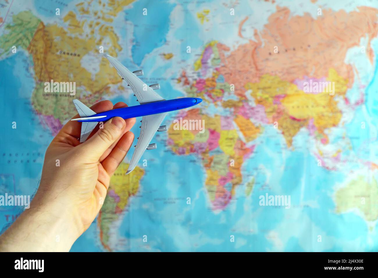 Concepto de vuelos transatlánticos. Modele la aeronave sobre el mapa. Foto de stock