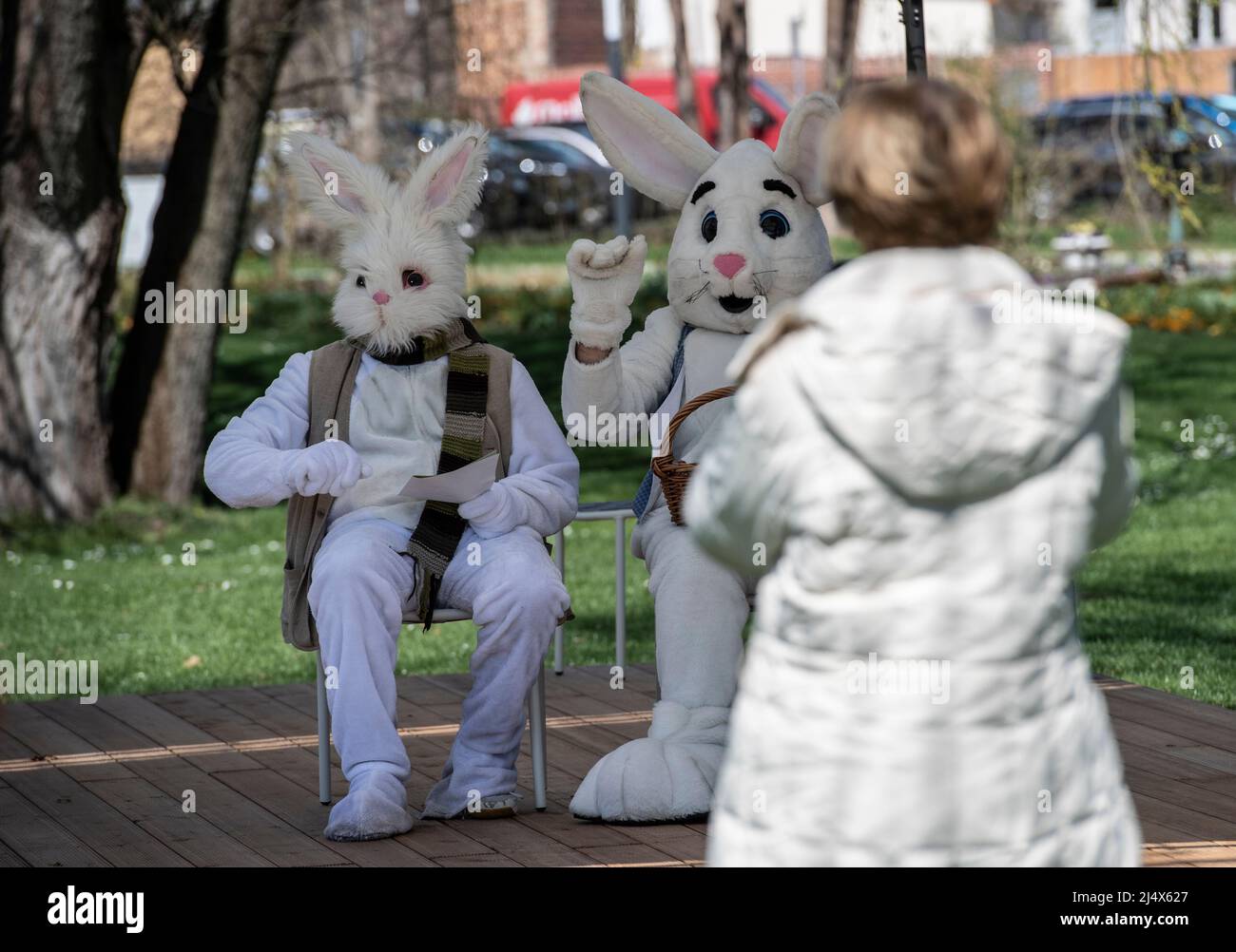 Personas disfrazadas de conejos fotografías e imágenes de alta resolución -  Alamy