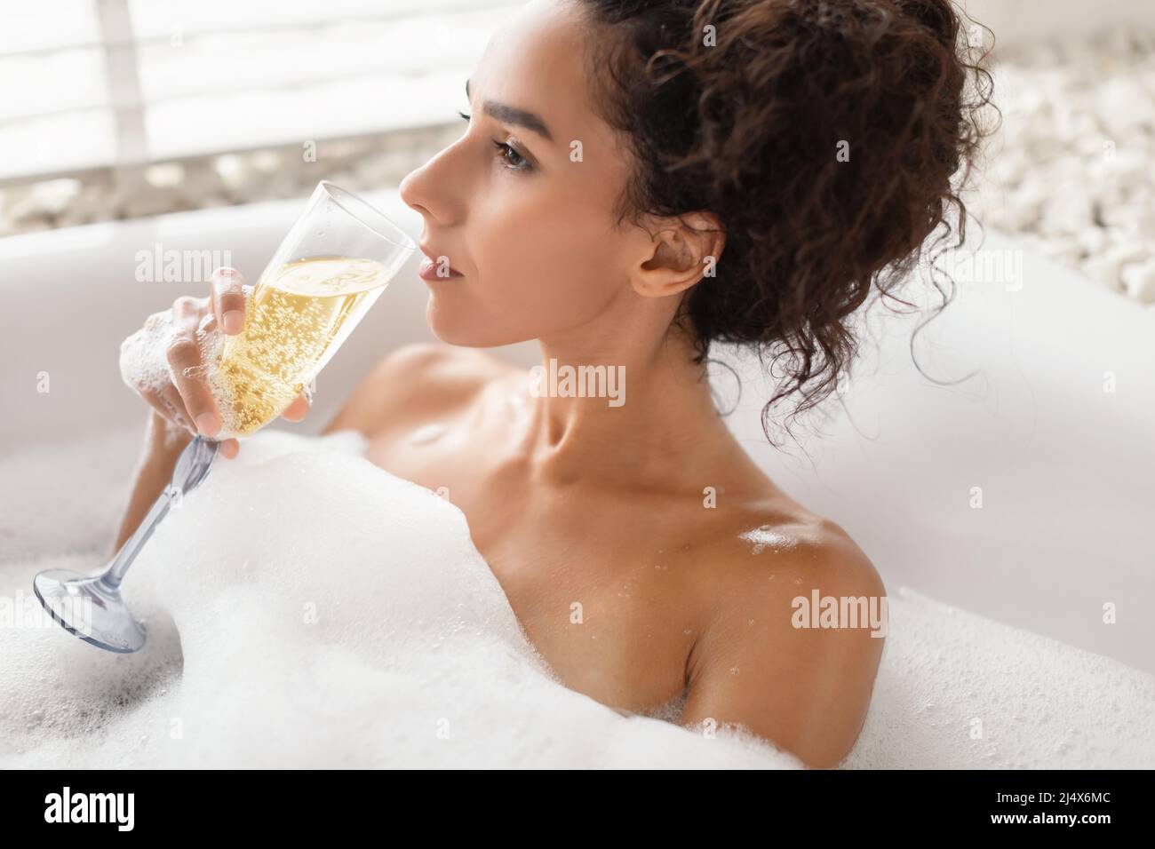 Champagne in the bath fotografías e imágenes de alta resolución - Alamy