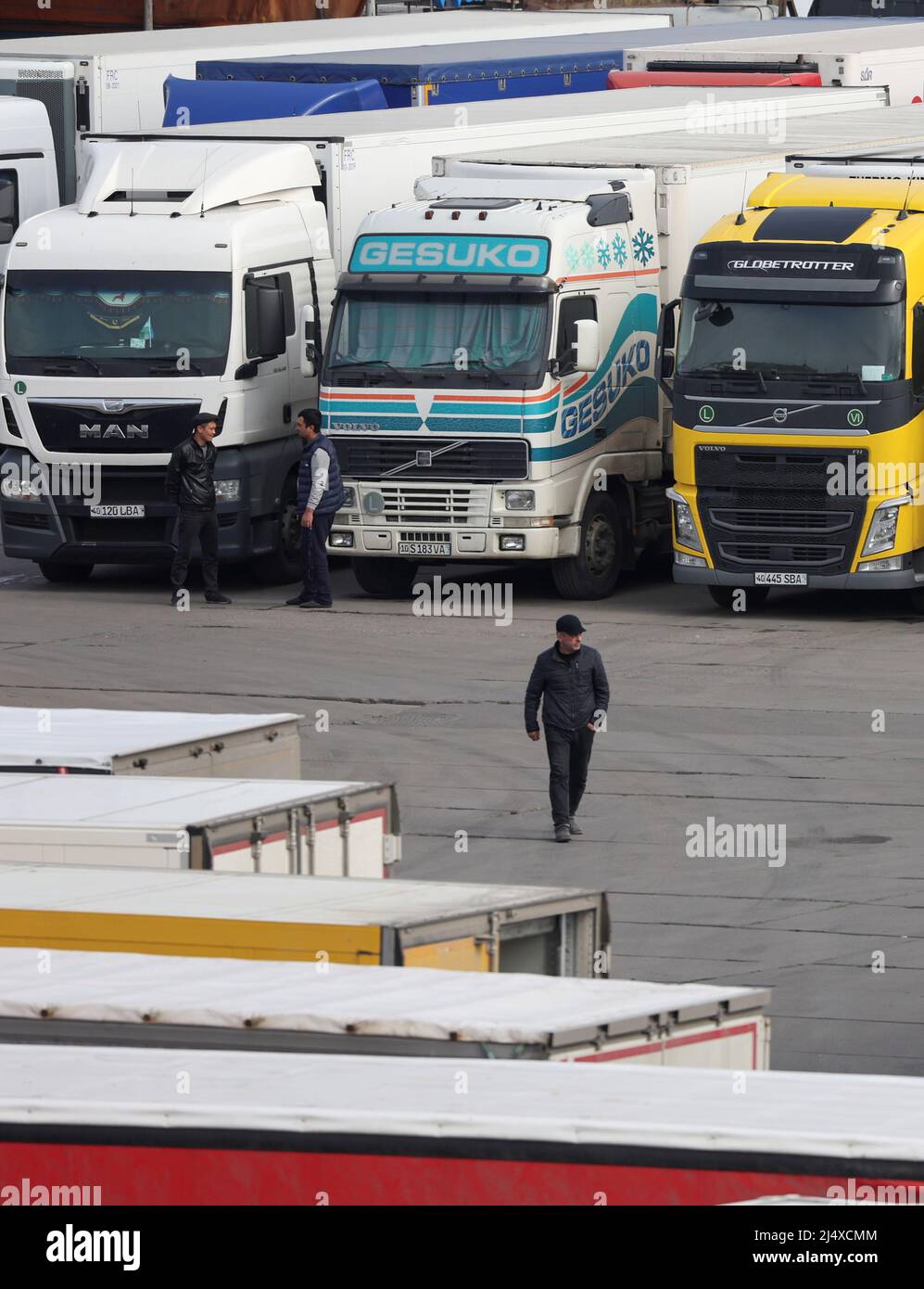 Una vista muestra camiones y vehículos de carga en una zona de estacionamiento cerca de una terminal de carga en San Petersburgo, Rusia, 18 de abril de 2022. FOTÓGRAFO REUTERS/REUTERS Foto de stock