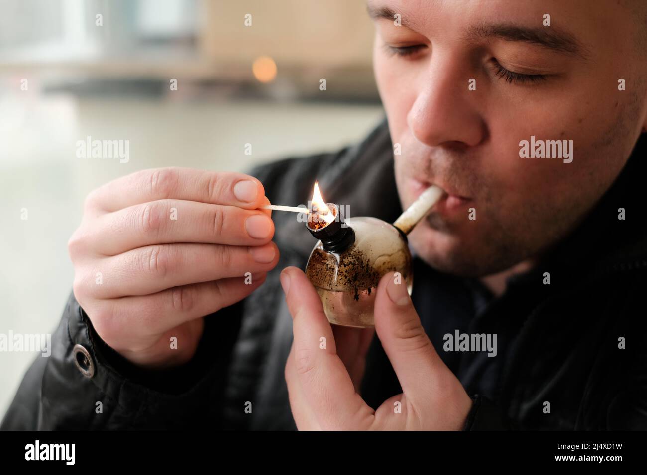 Hombre fumando marihuana fotografías e imágenes de alta resolución - Alamy