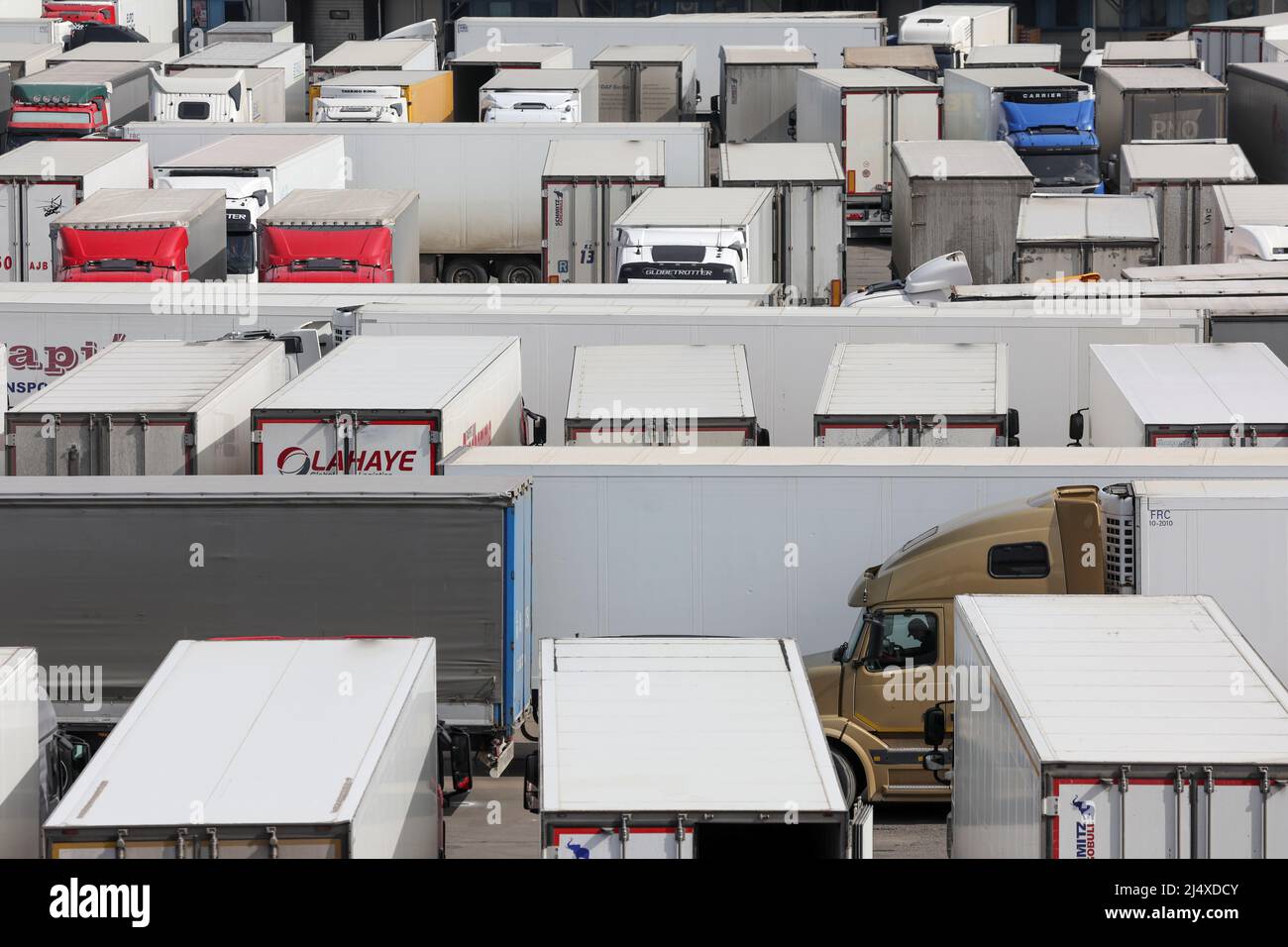 Una vista muestra camiones y vehículos de carga en una zona de estacionamiento cerca de una terminal de carga en San Petersburgo, Rusia, 18 de abril de 2022. FOTÓGRAFO REUTERS/REUTERS Foto de stock