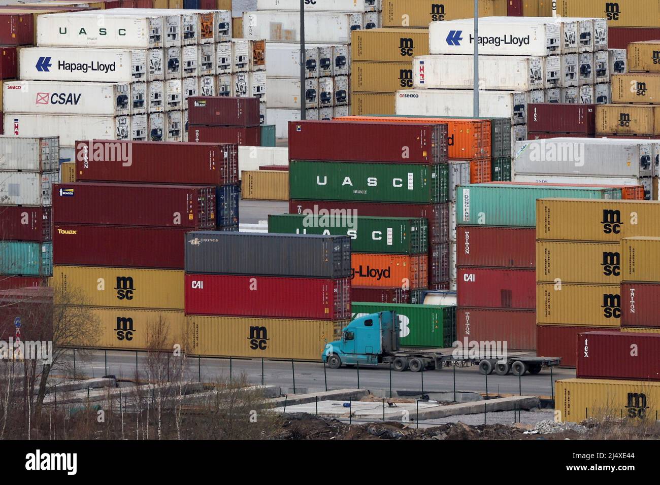 Una vista muestra los contenedores de envío apilados en el puerto de San Petersburgo, Rusia 18 de abril de 2022. FOTÓGRAFO REUTERS/REUTERS Foto de stock