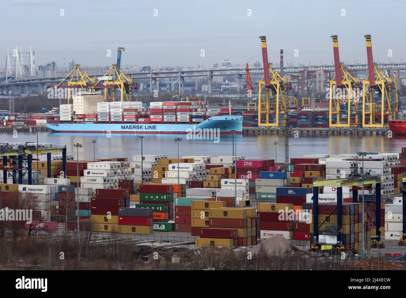 El buque contenedor Vaga Maersk está amarrado en el puerto de San Petersburgo, Rusia, 18 de abril de 2022. FOTÓGRAFO REUTERS/REUTERS Foto de stock