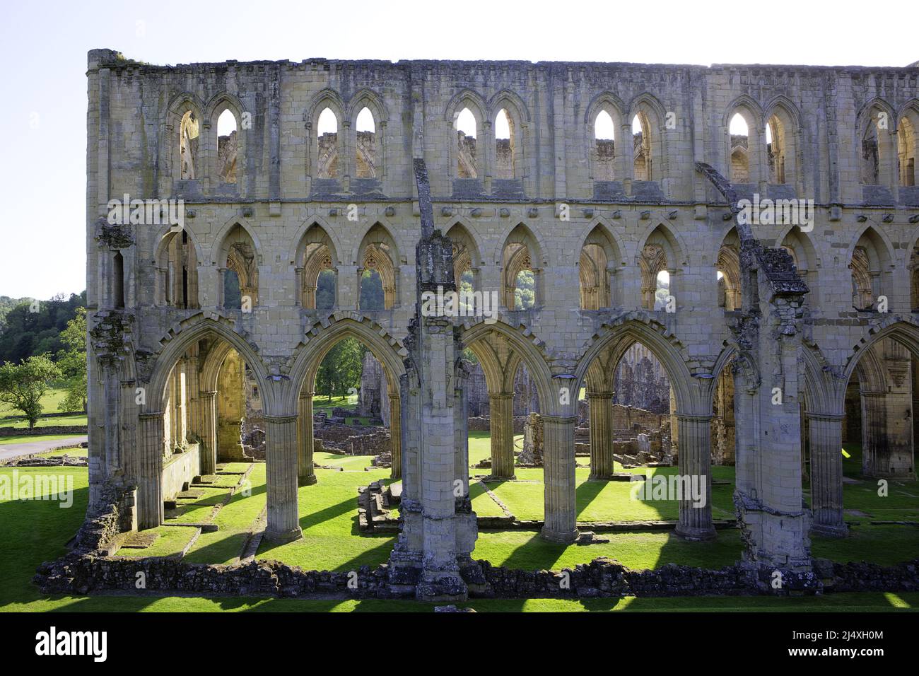Presbiterio de la Abadía cisterciense de Rievaulx en ruinas fundada en 1132 - suprimida en 1538. Foto de stock