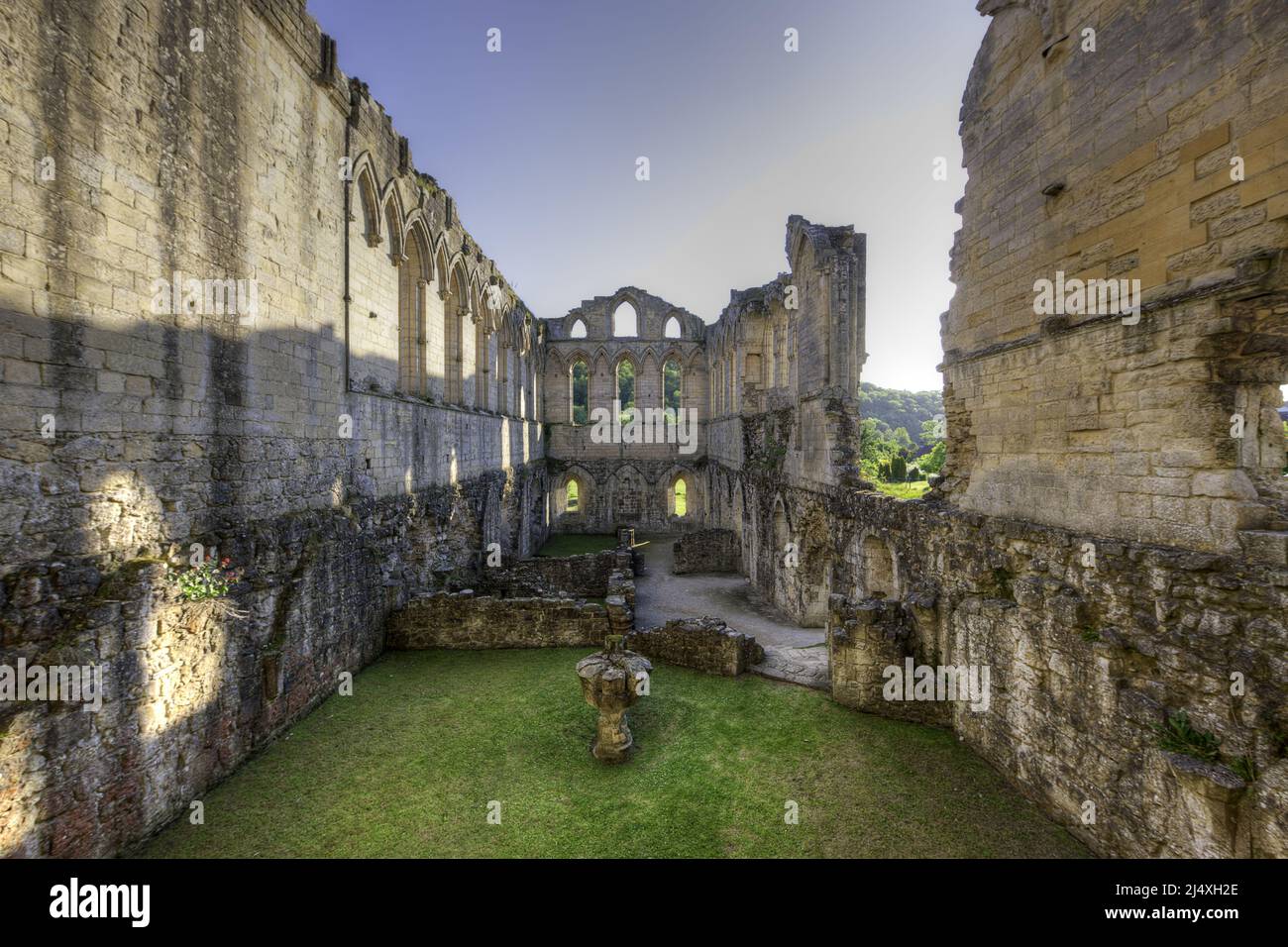 Refectorio Salón de la abadía cisterciense de Rievaulx en ruinas fundada 1132 - suprimida 1538. Foto de stock