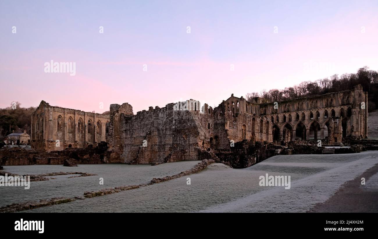Ruinas principales de la abadía cisterciense de Rievaulx fundada en 1132 - suprimida en 1538. Foto de stock