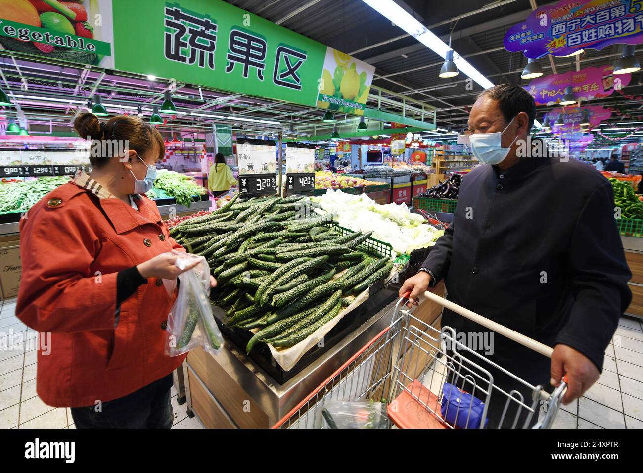 Xining, provincia china de Qinghai. 18th de Abr de 2022. Los ciudadanos compran en un supermercado en la ciudad de Xining, provincia de Qinghai, al noroeste de China, 18 de abril de 2022. Las autoridades locales han tomado medidas para asegurar los suministros y mientras tanto han establecido equipos para comprar y distribuir suministros vivos a los residentes en las comunidades controladas en medio del reciente resurgimiento de las infecciones por COVID-19. Crédito: Fan Peishen/Xinhua/Alamy Live News Foto de stock