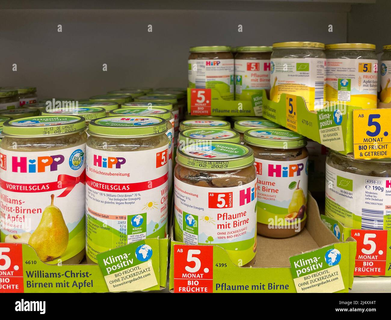 Nuremberg, Alemania - 04 2022 de abril: Comida infantil en un tarro en el supermercado. Foto de stock