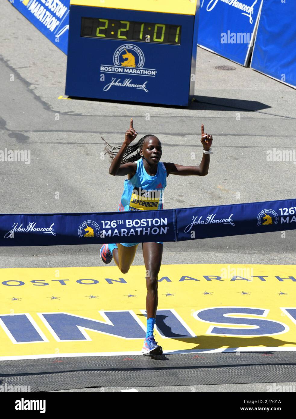 Atletismo - Maratón de Boston - Boston, Massachusetts, EE.UU. - 18 de abril  de 2022 Peres Jepchirchir de Kenia celebra ganar la raza femenina de élite  REUTERS/Faith Ninivaggi Fotografía de stock - Alamy