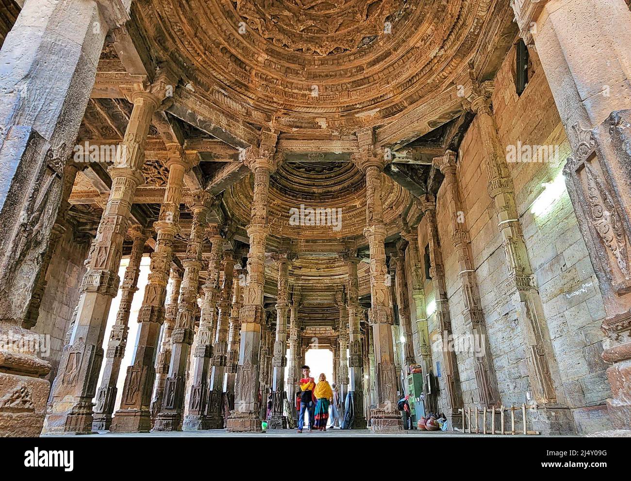 Ajmer, Rajasthan, India. 17th de Abr de 2022. Adhai Din Ka Jhonpra durante el día del patrimonio mundial. Adhai Din Ka Jhonpra (literalmente '2Â½ días') es una estructura grande e imponente en la ciudad de Ajmer en Rajasthan. Construida primero por Abu Bakr de Herat y de nuevo por Qutb-ud-Din-Aibak en 1192 EC, la mezquita es un ejemplo de arquitectura islámica temprana. La estructura fue completada en 1199 CE y fue ampliada por Iltutmish de Delhi en 1213 CE. Un ejemplo temprano de la arquitectura islámica, la mayor parte del edificio fue construido por albañiles hindúes, bajo la supervisión de administradores afganos. La mezquita conservada Foto de stock