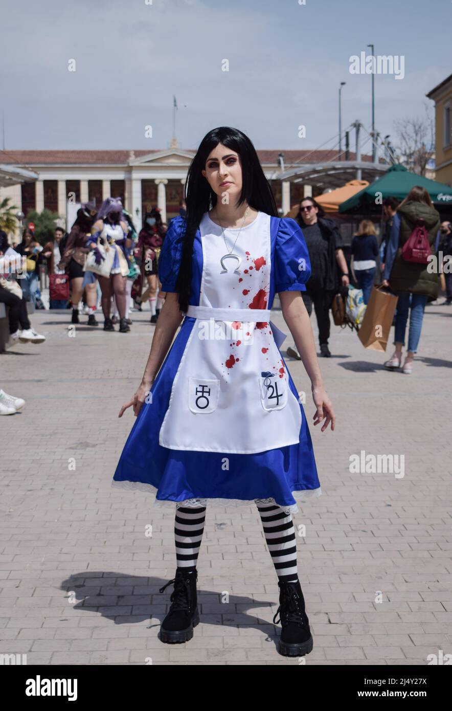 Atenas, Grecia. 16th de Abr de 2022. Los cosplayers vestidos como sus personajes favoritos del cómic representan una foto durante el Comicdom Con Festival, un evento cómico de tres días organizado por Atenas, Grecia. 16th de Abr de 2022. Los cosplayers vestidos como sus personajes favoritos del cómic representan una foto durante el Comicdom Con Festival, un evento cómico de tres días organizado por