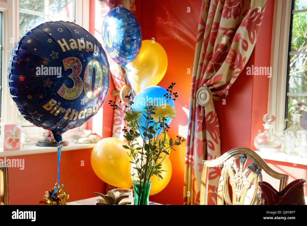 Globos de helio de cumpleaños fotografías e imágenes de alta resolución -  Alamy