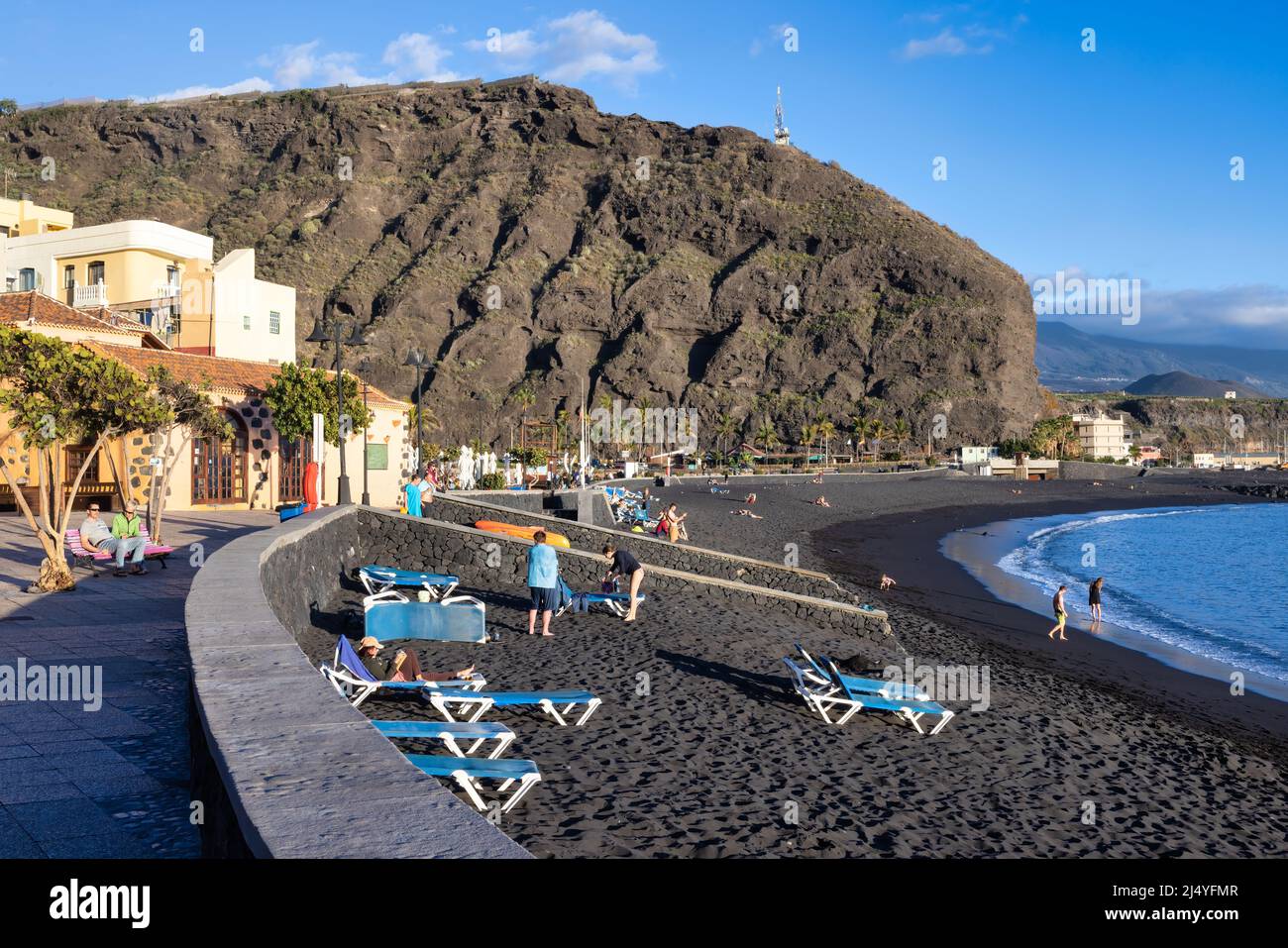 Tazacorte en La Isla de Palma España - 07 de marzo de 2022: Boulevard y sillas de playa a lo largo de la costa atlántica Foto de stock