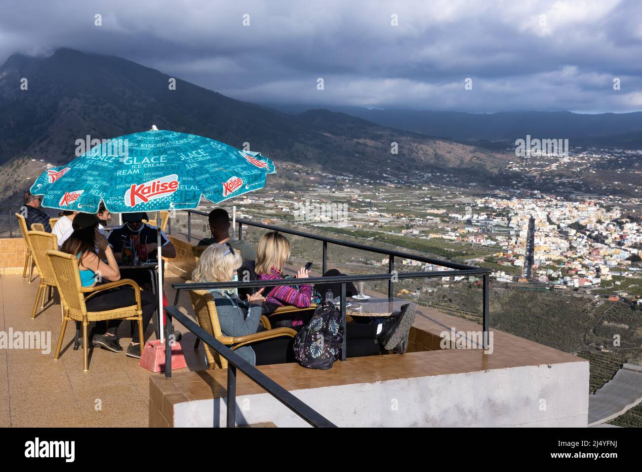 Isla de La Palma España - 06 de marzo de 2022: Personas sentadas en la terraza con hermosa vista aérea en la Isla de La Palma Foto de stock