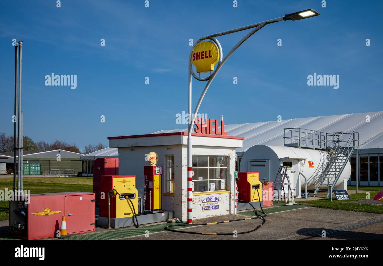 Una estación de llenado Shell para aviones ligeros y helicópteros en el Aeródromo Goodwood en West Sussex, Reino Unido. Foto de stock