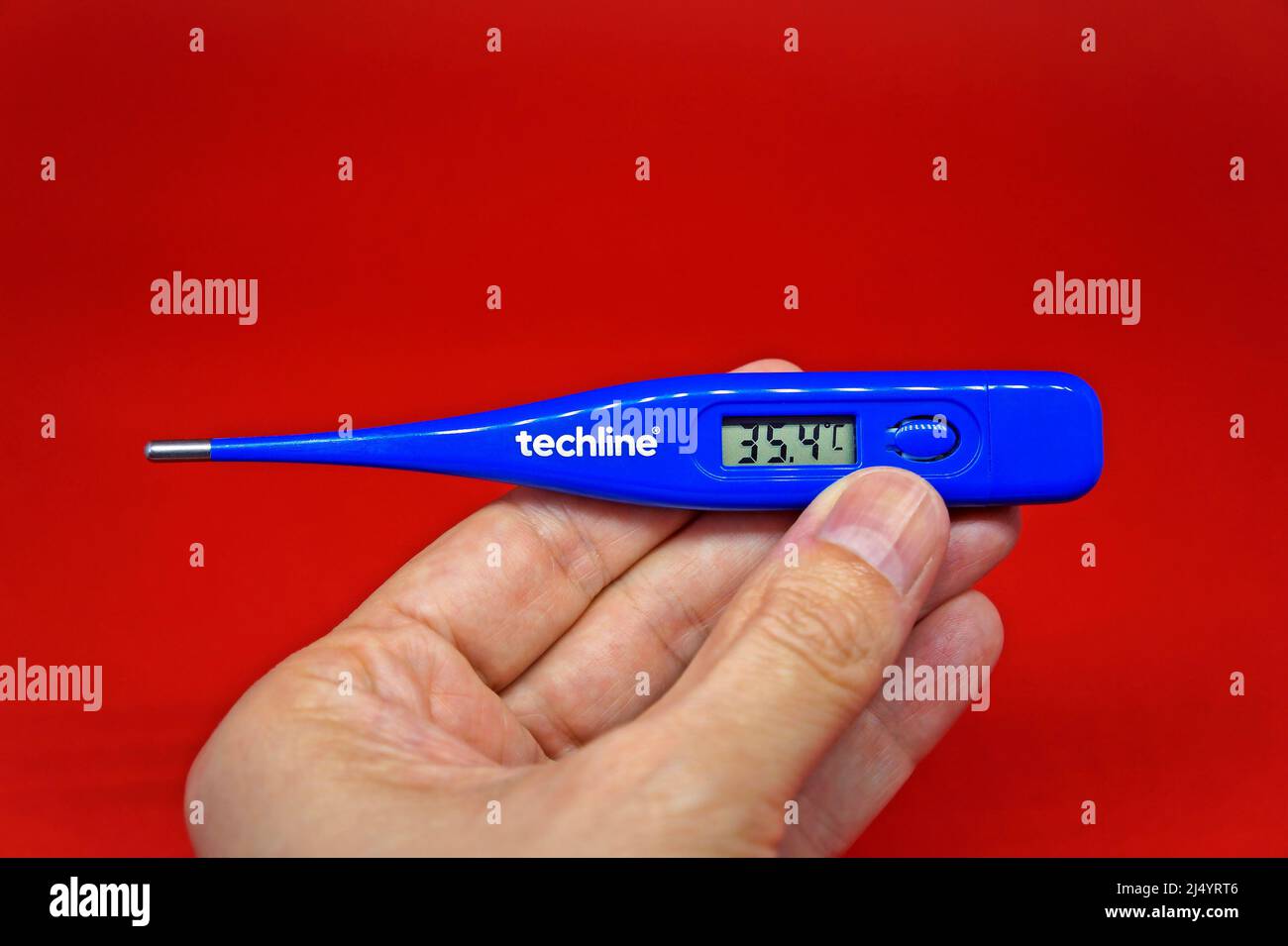 RIO DE JANEIRO, BRASIL 23 DE ENERO de 2021 Con la mano un termómetro