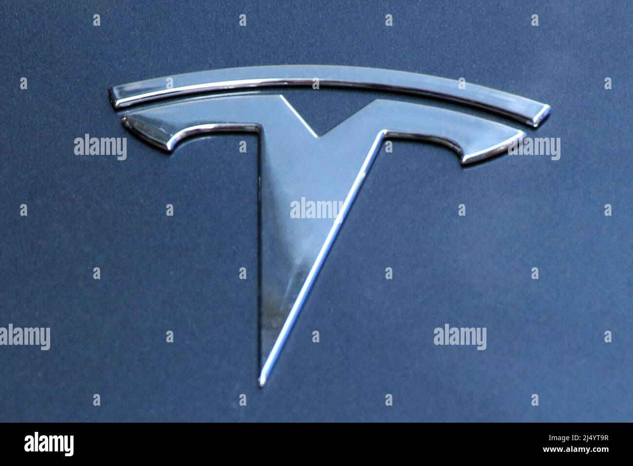 Nueva York, NY, EE.UU. 18th de Abr de 2022. El logotipo de Tesla para el viaje por carretera de vacaciones de primavera de coches cargados de GMA para la promoción de vehículos eléctricos debido a los altos precios del gas el 18 de abril de 2022 en la ciudad de Nueva York. Crédito: RW/Media Punch/Alamy Live News Foto de stock